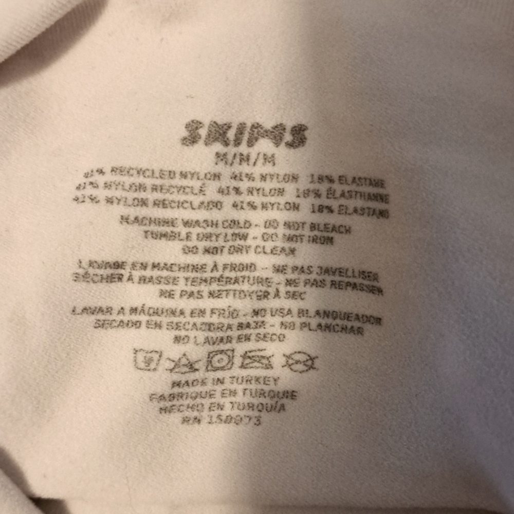 MEDIUM    SKIMS SEAMLESS SCULPTING THONG BODYSUIT - Picture 8 of 8